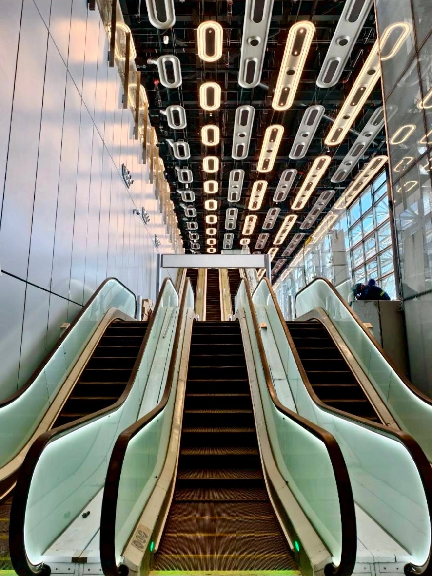 北登機層採雙向電動走道，分流旅客人數。（擷取自桃園國際機場 Taoyuan International Airport FB）