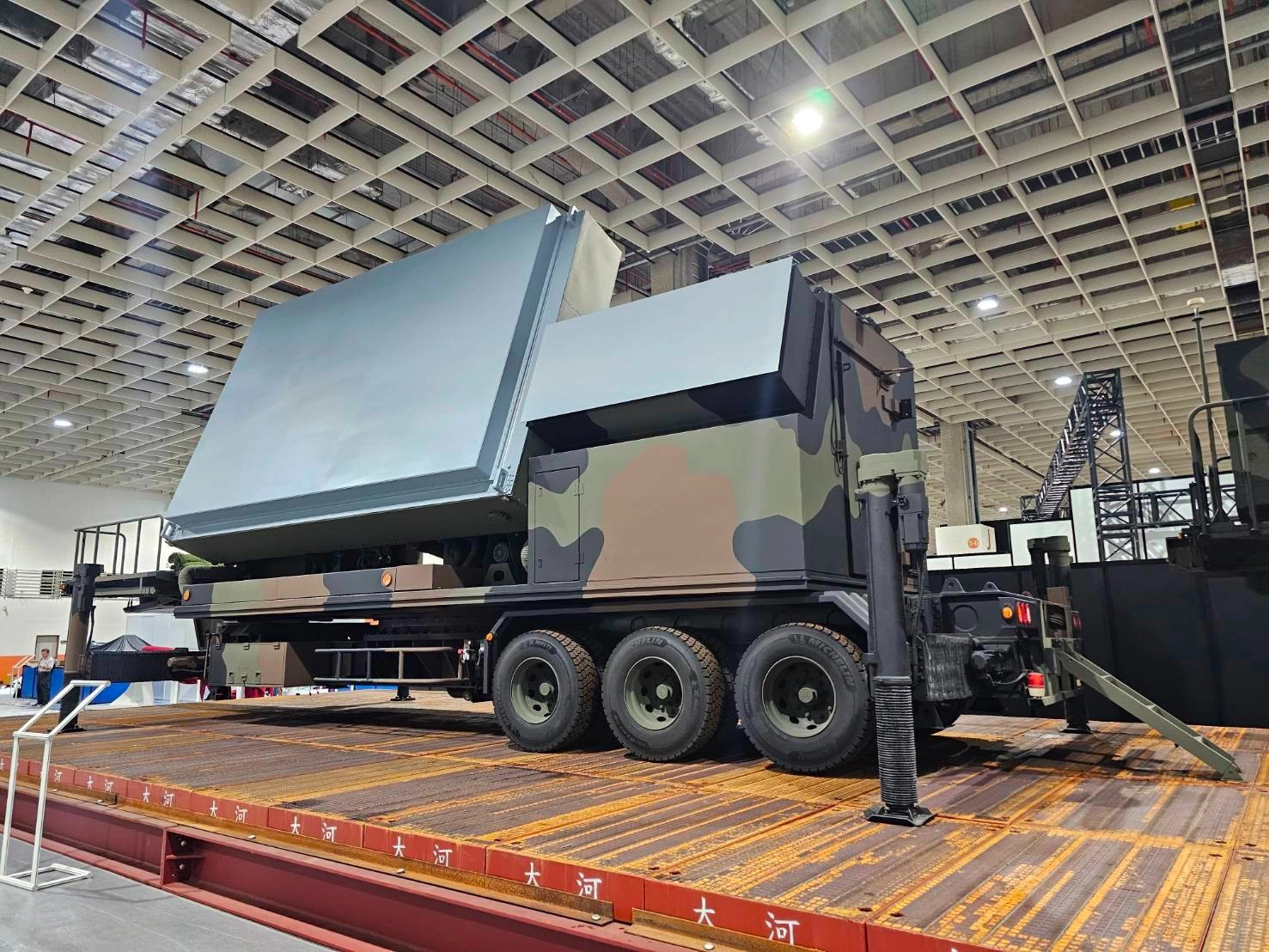 中科院將氮化鎵技術運用在AESA雷達車，車體縮小，讓飛彈部署更具機動性。（資料照片／朱明攝）