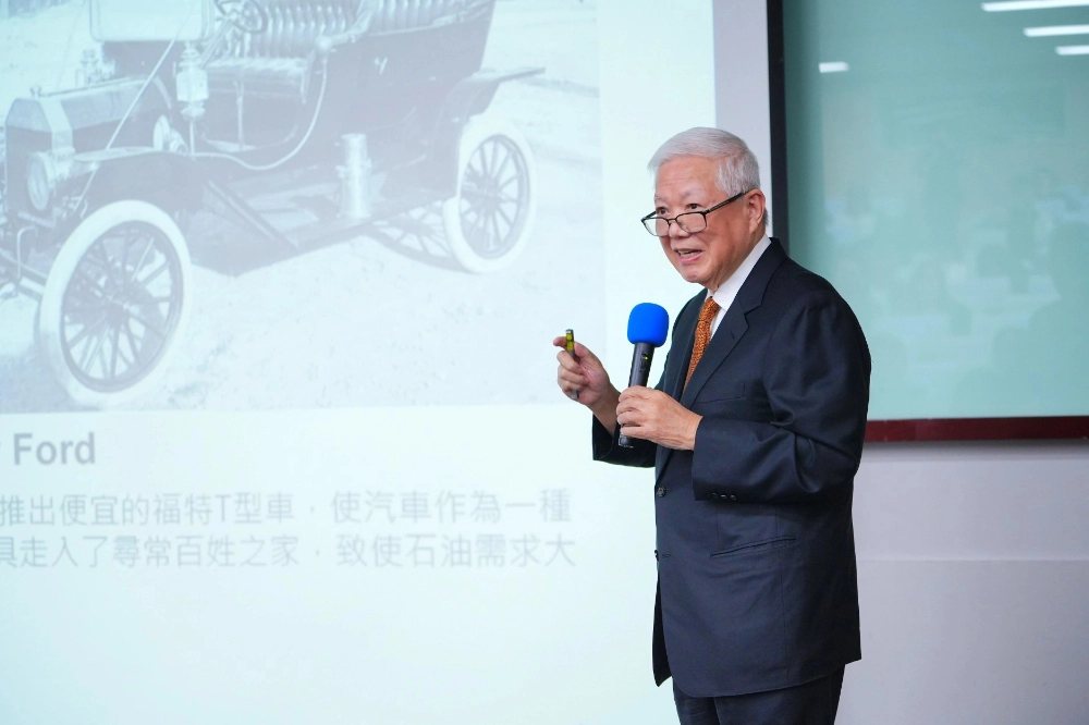 永豐餘學院院長何壽川在「化工年會產業論壇」，發表專題演講，主題為「醣經濟 × AI 化工：百年永豐餘的轉型」。。（圖／永豐餘）