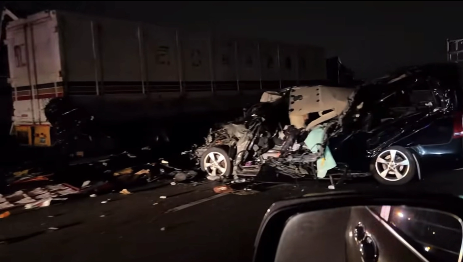 國道1號南下豐原路段發生重大交通事故。(擷取自職業聯結車職業大貨車職業大客車拉拉隊運輸業照片影片資訊分享團)