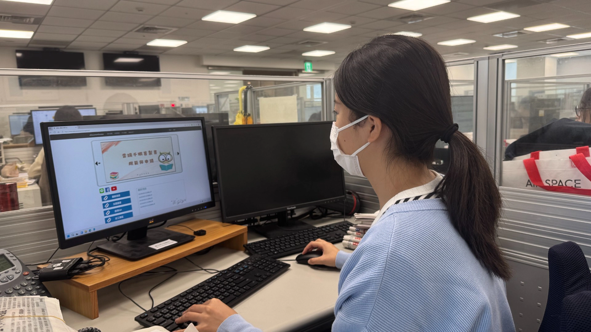 富邦金控同仁投入視障者電子書校對工作,協助提升無障礙閱讀資源,展現企業推動公益與數位平權的行動力。(富邦金控提供)