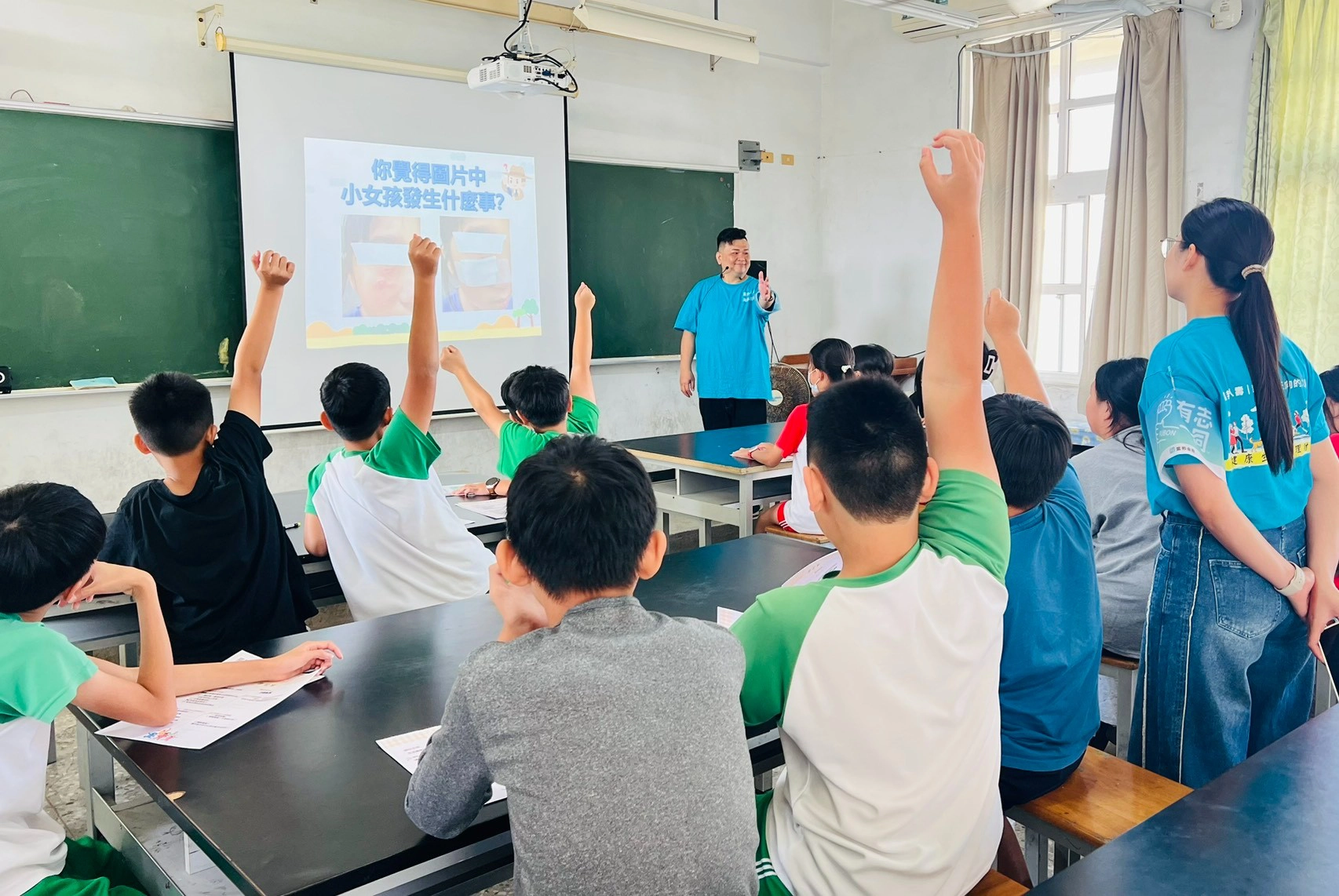 富邦金控依據各學校需求提供客製化金融教育互動課程,學生踴躍舉手參與討論,展現學習熱情與對理財議題的關注。(富邦金控提供)