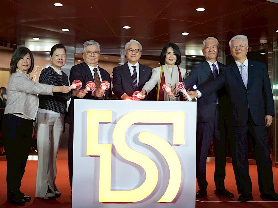 圖一：台新新光金控合併後第一次舉行聖誕點燈活動，吳東亮董事長及夫人帶領同仁點亮「下雪聖誕樹」，(由左至右)賴昭吟財務長、王美花獨董、郭瑞嵩董事、吳東亮董事長、董事長夫人、魏寶生副董事長、林維俊總經理。