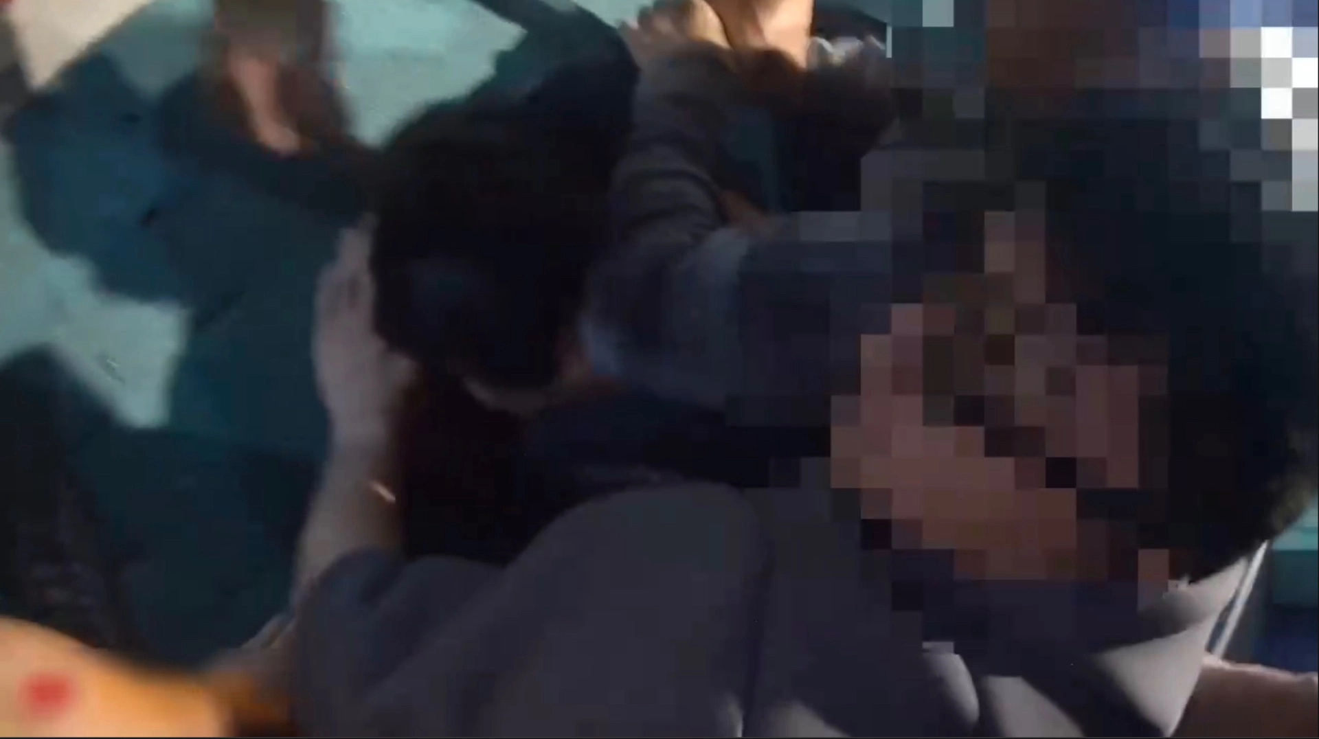 由於廖姓男子情緒失控,持續攻擊,故路人將其壓制在地,並報警等待警方救援。(翻攝照片)