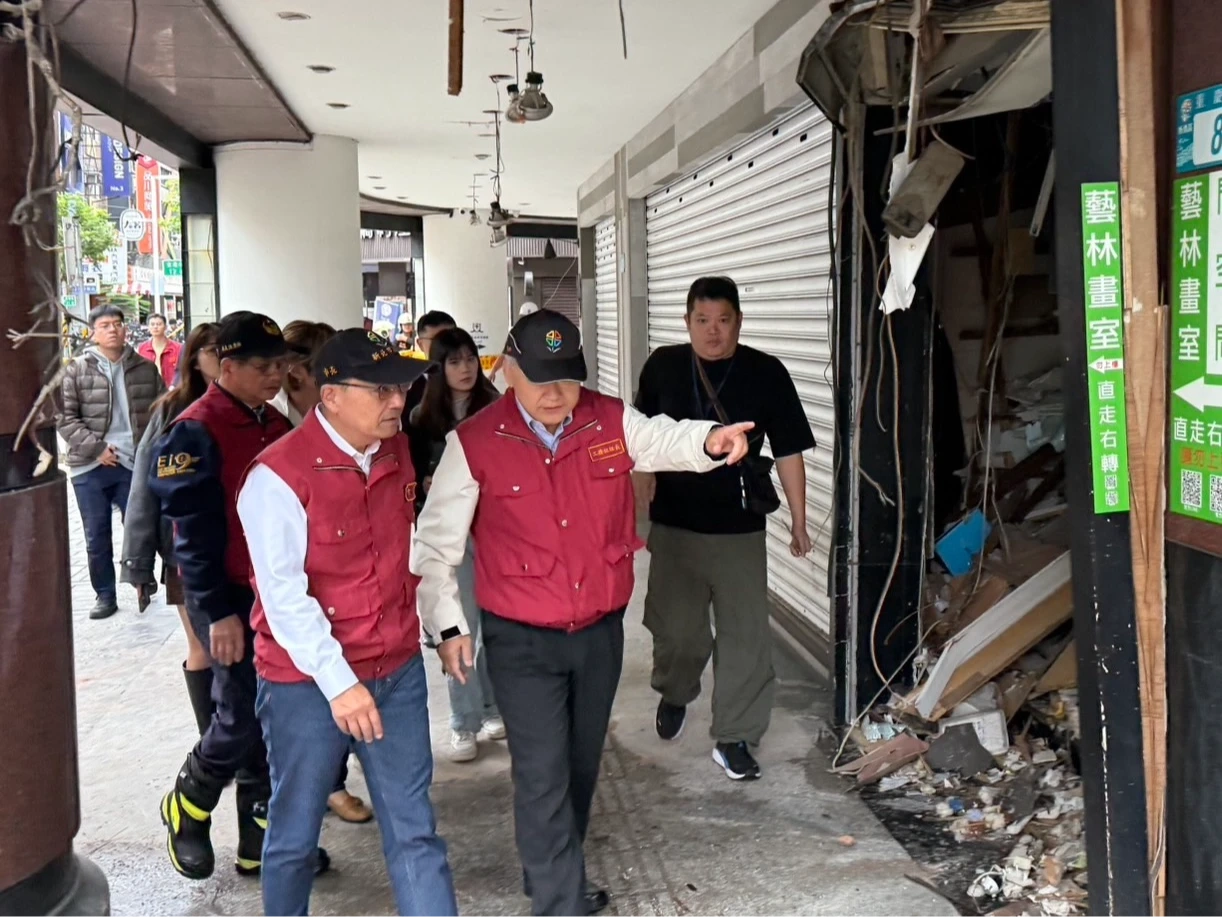 新北市長侯友宜赴氣爆現場勘災。(新北市政府提供)