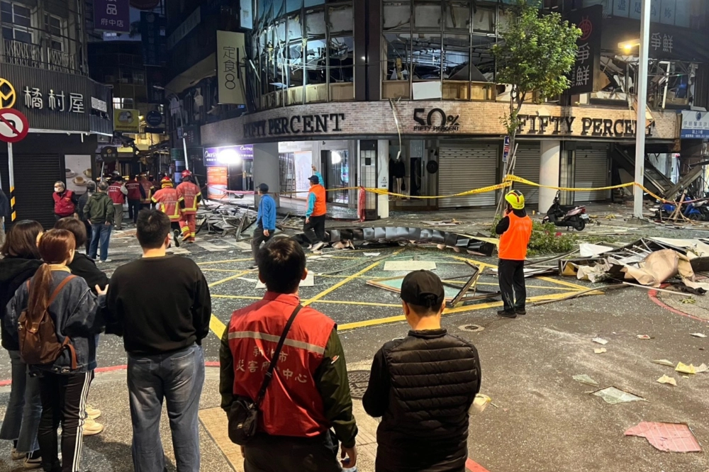 現場玻璃、建材碎片散落一地。(沈粲家攝)