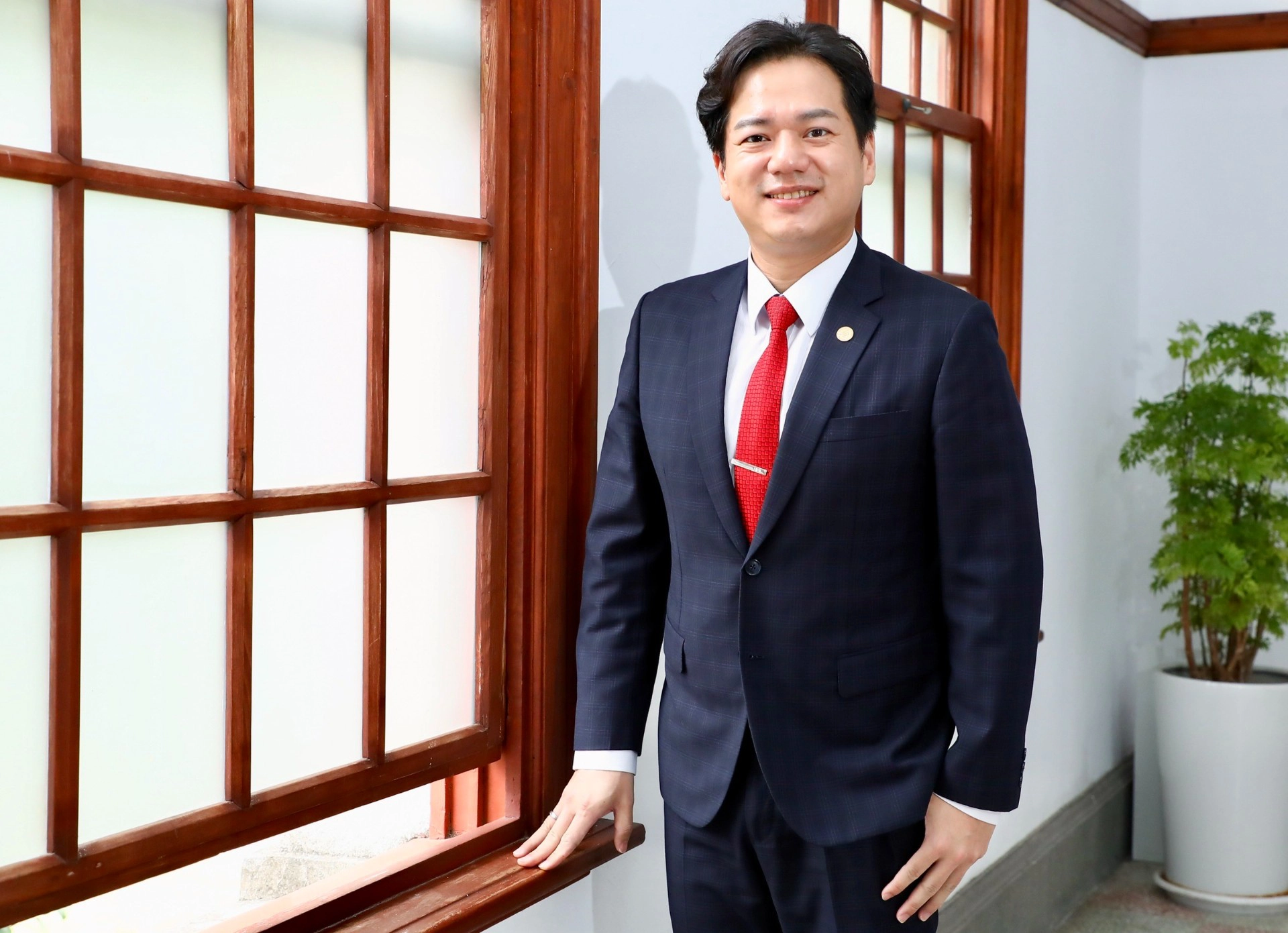 新竹市代理市長邱臣遠在言談間,多次提及市長高虹安及市府團隊積極為新竹困境提出解決之道。(王侑聖攝)