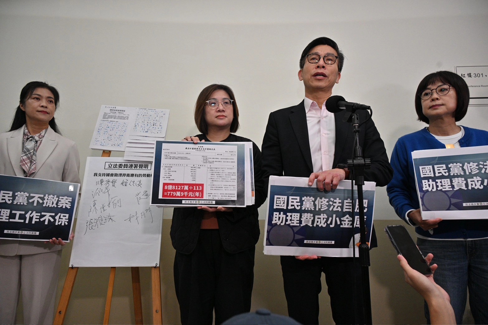 民進黨團今率先連署挺國會助理。(張哲偉攝)