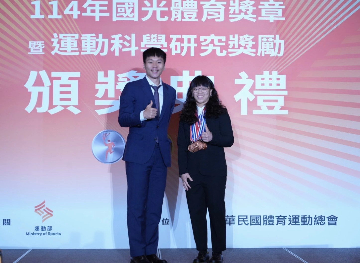 運動部長李洋與舉重選手陳冠伶合影。(運動部提供)