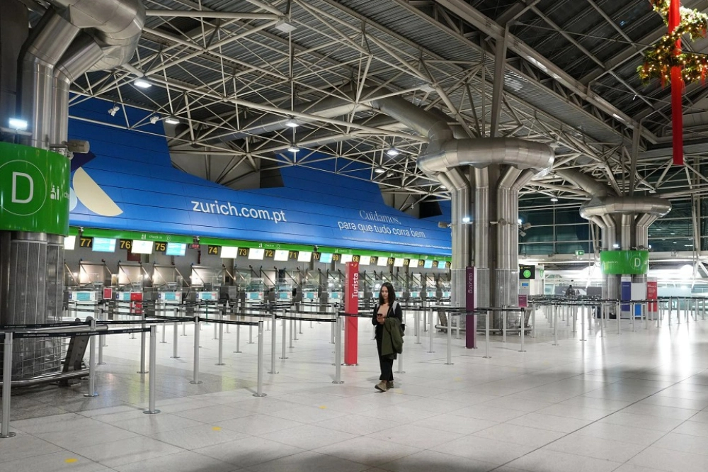葡萄牙11日舉行大規模罷工，陸空交通都受到嚴重影響，圖為首都里斯本的機場幾乎空無一人。（美聯社）