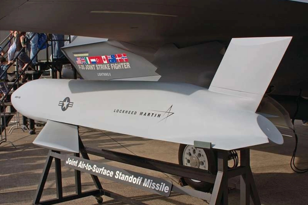 中科院已美國AGM-158為基礎,打造鋒隼路攻飛彈。圖為AGM-158。(取自美國空軍官網)