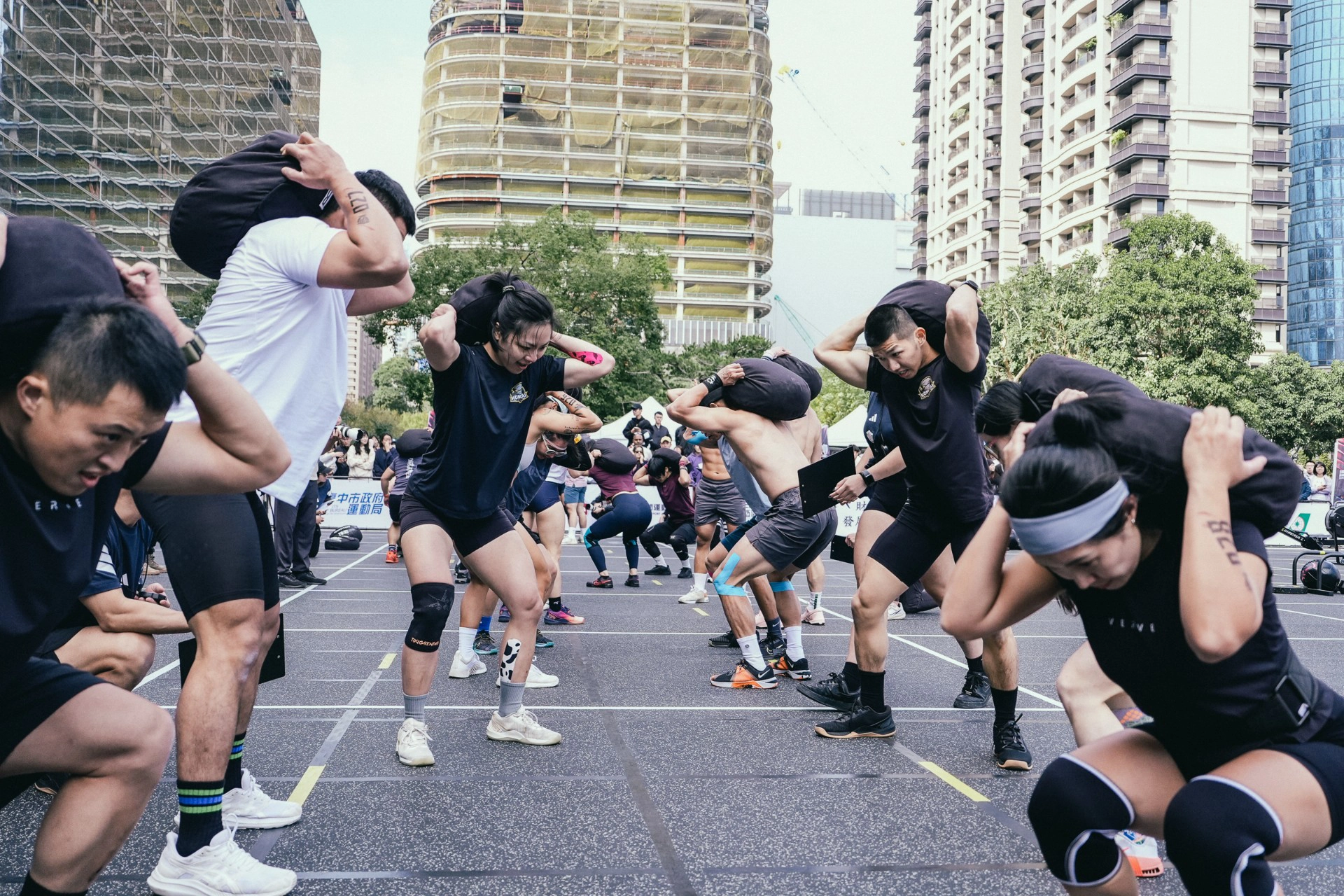 選手全力挑戰體能極限，展現高度專業與張力​。（台中市政府提供）