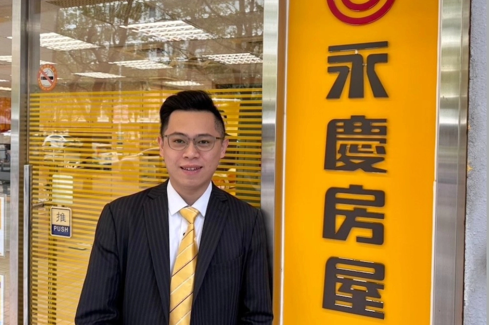 楊昕發現自己喜歡能與人互動的工作，決定轉職到永慶房屋，創下年收150萬的成績。（永慶房產集團提供）