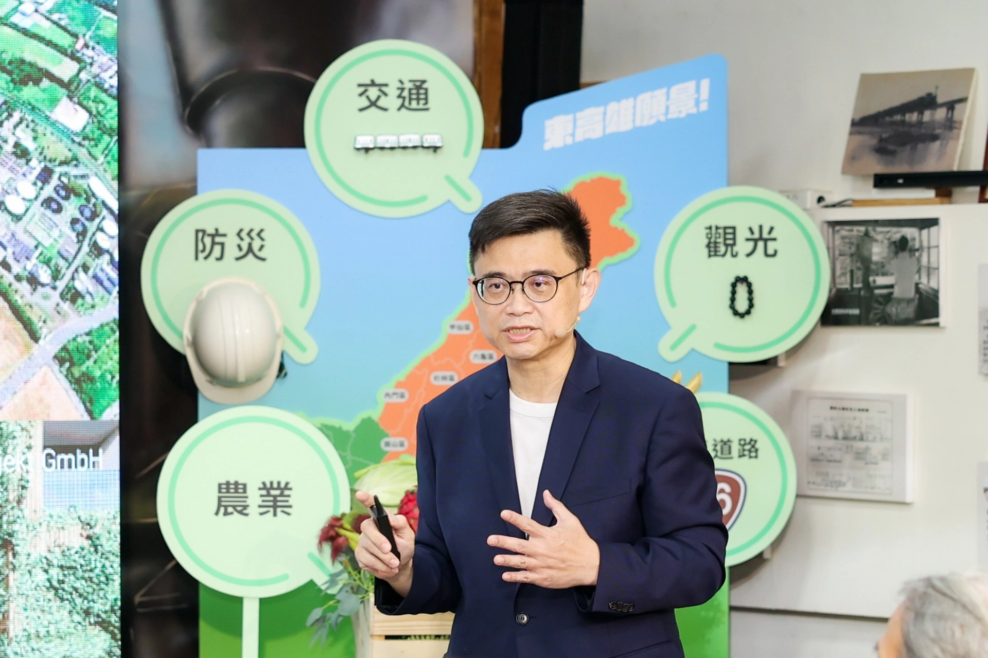賴瑞隆知識菁英的中道形象,獲不少中間知識、經濟選民青睞。(取自賴瑞隆臉書)
