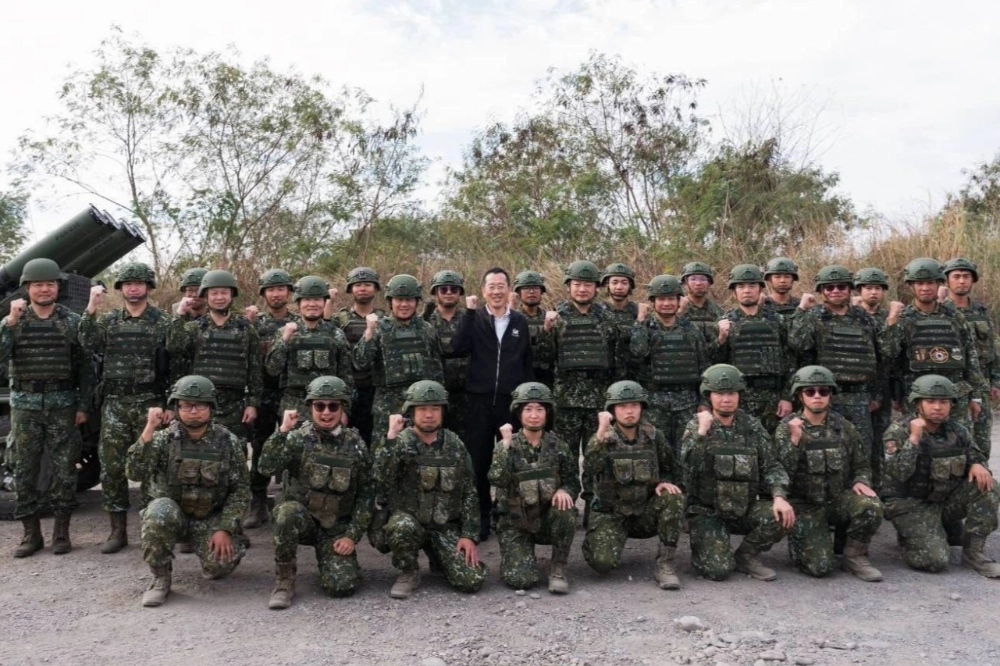 顧部長視導「Altius-600M攻擊型無人機接裝實彈射擊操演」，與官兵合影。
