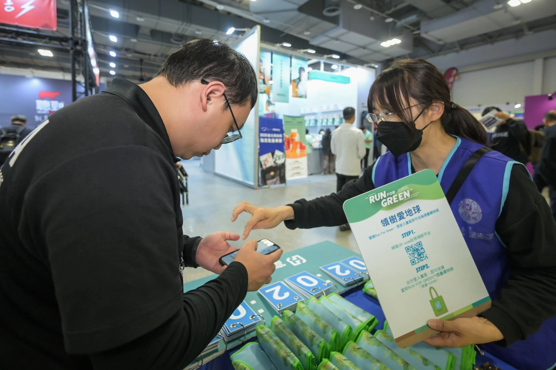 富邦金控Run For Green™倡議計畫滿5週年,提前達成10萬棵種樹目標,富邦金控也邀請跑者可加入富邦領樹平台並登錄跑步公里數,把握領樹機會!(富邦金控提供)