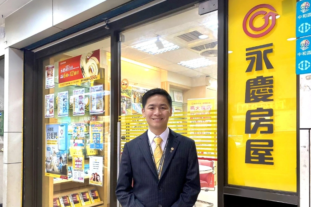 永慶房屋李仁平透過「i特助」即時更新各項資訊,讓屋主快速掌握市場脈動。(永慶房產集團提供)