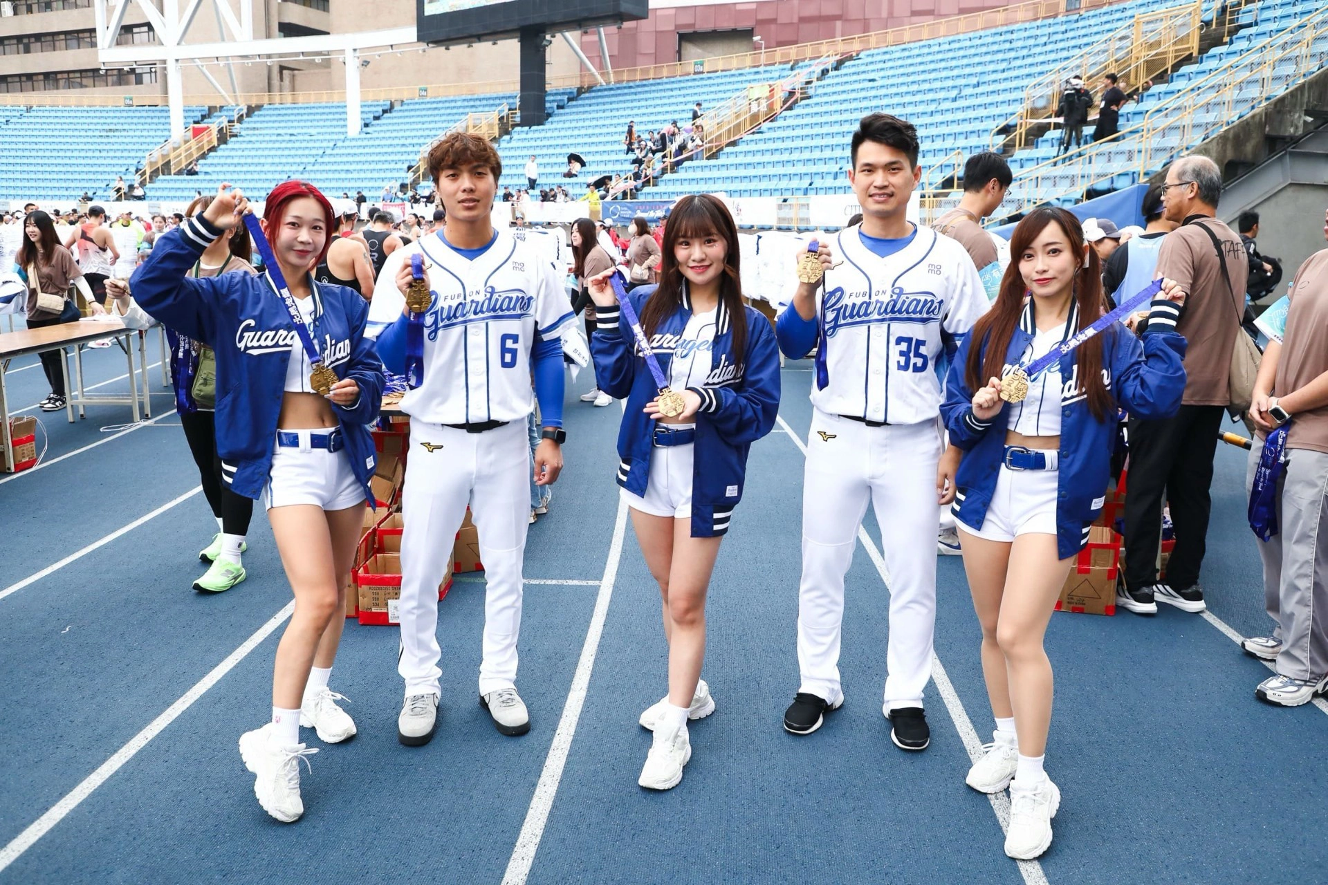 今年富邦金控再度邀請富邦悍將選手、Fubon Angels在全、半馬終點處為完賽跑者掛上獎牌,與跑者們共享榮耀!(富邦金控提供)