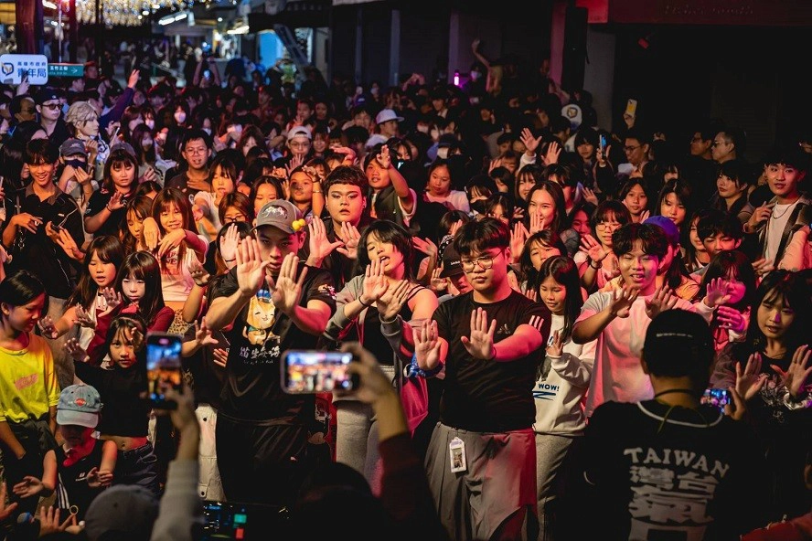玉竹商圈舉辦「Merry KPOP Night」即播即跳串聯「Merry 買你的市集」，透過音樂、舞蹈與街頭互動，為聖誕節慶加碼注入青春能量。（高雄市政府經發局提供）