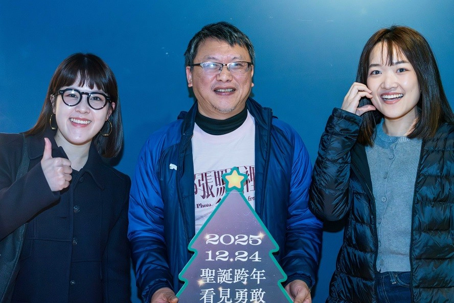 彤溫岑二重唱說，電影節奏貼近現代年輕人，客語、韓語、英語及華語自然交錯，劇情一點都不沈重。圖為彤溫岑與導演湯昇榮（中）合影。（客傳會提供）
