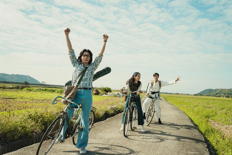 宋柏緯（左起）、李沐、振永主演的電影《那張照片裡的我們》將在12月24日全台上映。（客傳會提供）