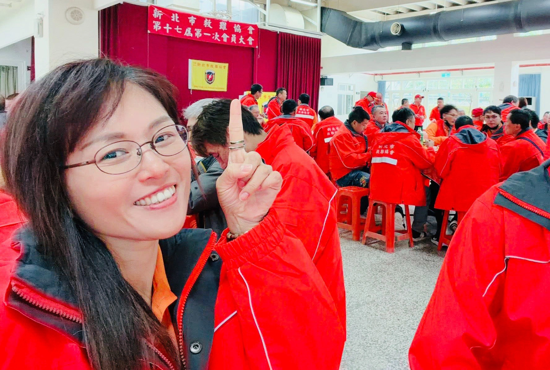朱誼臻昨(21)出席新北市救難協會會員大會;她日前和企業共同捐贈無人機及物質吊掛機。(民進黨參選人朱誼臻競選團隊提供)