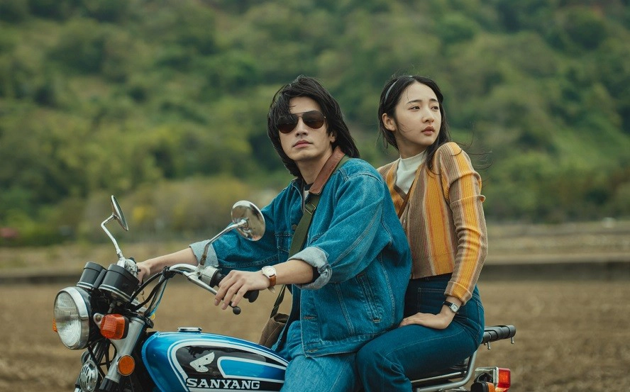 宋柏緯、李沐在新片《那張照片裡的我們》重返1977年，電影充滿復古懷舊氛圍。（客傳會提供）