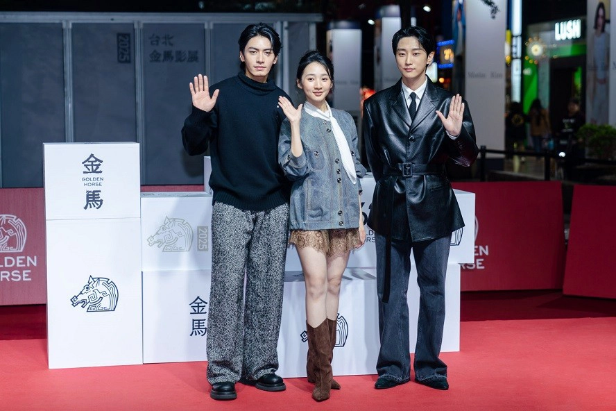 宋柏緯、李沐與振永主演的台韓愛情電影《那張照片裡的我們》即將在12月24日聖誕節上映。（客傳會提供）