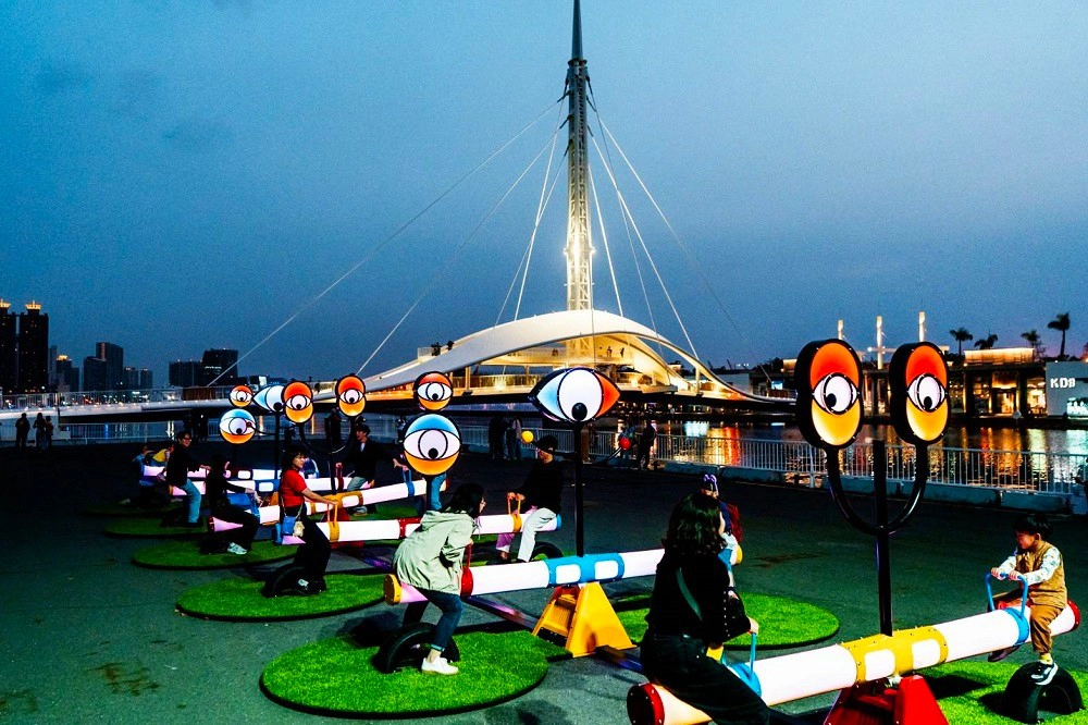 駁二港邊聖誕驚喜亮相　互動藝術《好奇翹翹板》23日正式啟用