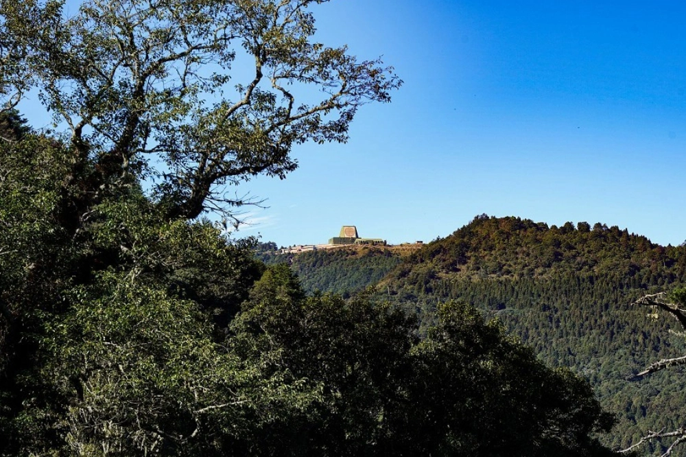 我们虽然号称有乐山大佛的长程预警雷达，但面对高空的目标，它需要另一双搭配的高空望远镜。 （维基百科）