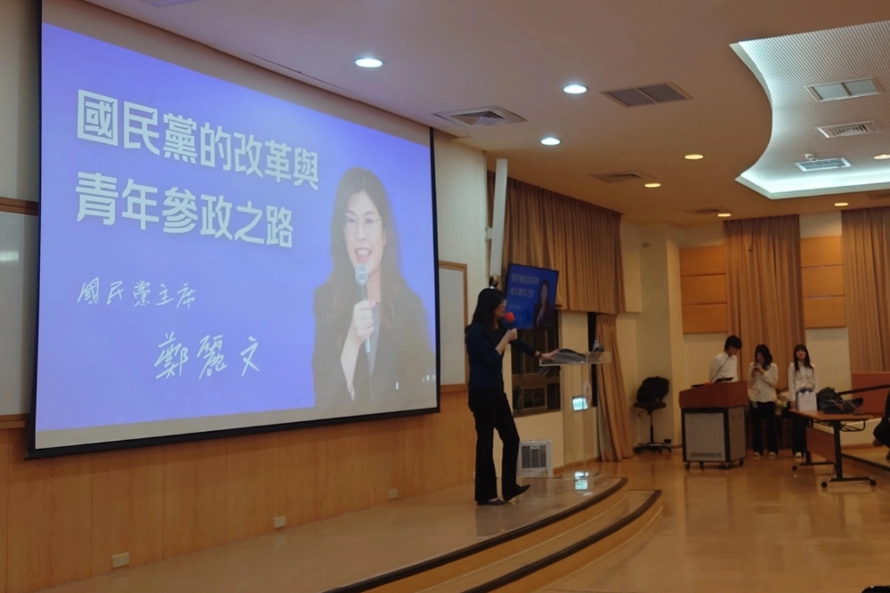 鄭麗文在回應學生與教師提問時，不僅多次未正面回應問題，甚至以「看三民自」、「無腦」等指責東吳大學教授。（圖片取自陳方隅臉書）