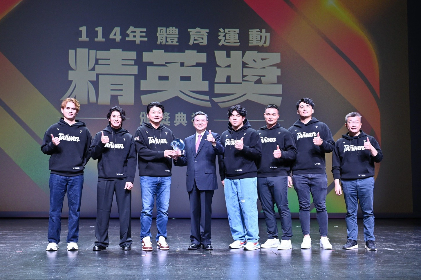 行政院卓榮泰院長頒發特別獎予12強棒球賽中華代表隊。