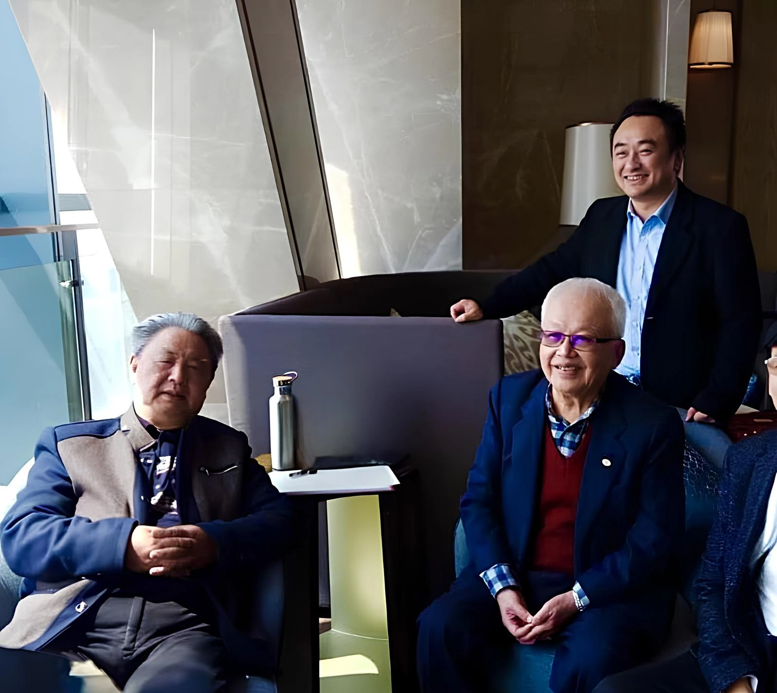 孫榮奎（左一）是江澤民辦公室主任，也是將習近平推薦給江澤民的幕後推手。（劉泰英提供）