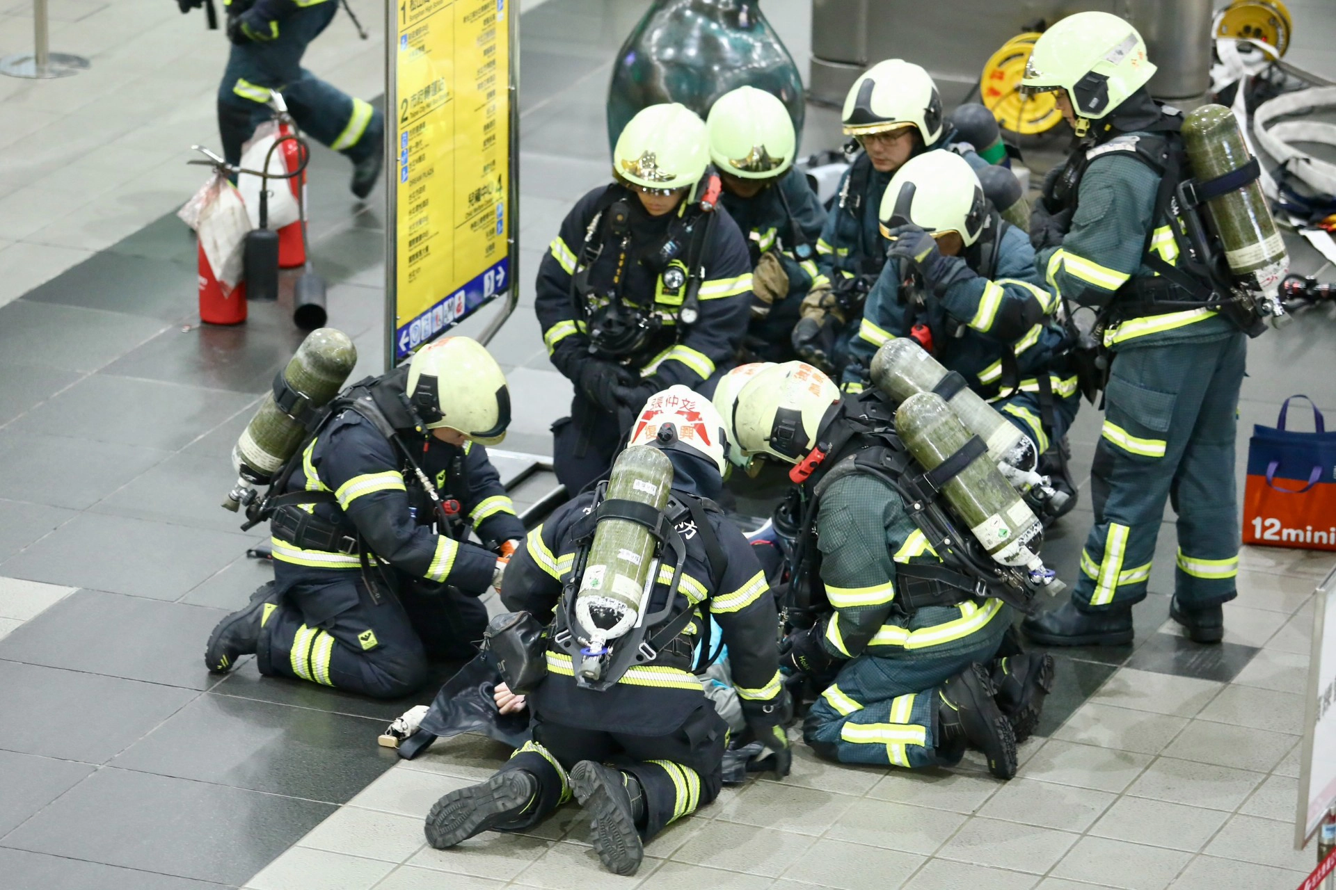 台北市政府在捷運市政府站展開高強度無差別攻擊的危安演練。（王侑聖攝）
