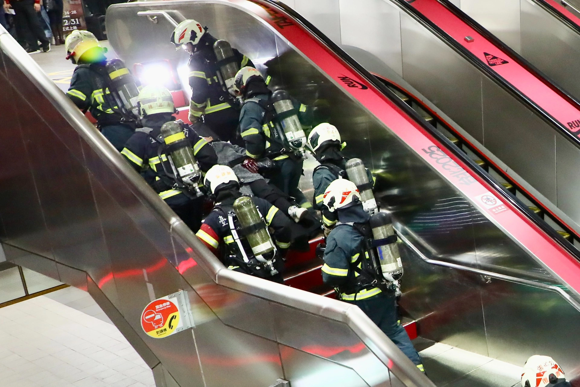 此次演練考驗警消人員跨場域的通報、疏散與圍捕機制。（王侑聖攝）