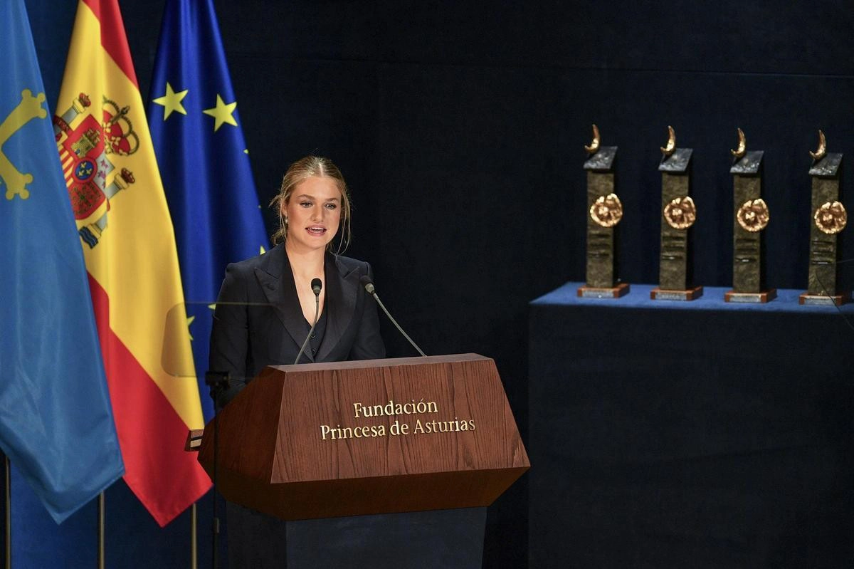 2024年10月25日，西班牙萊昂諾爾公主在奧維耶多舉行的阿斯圖裡亞斯公主獎頒獎典禮上發表演說。（美聯社）