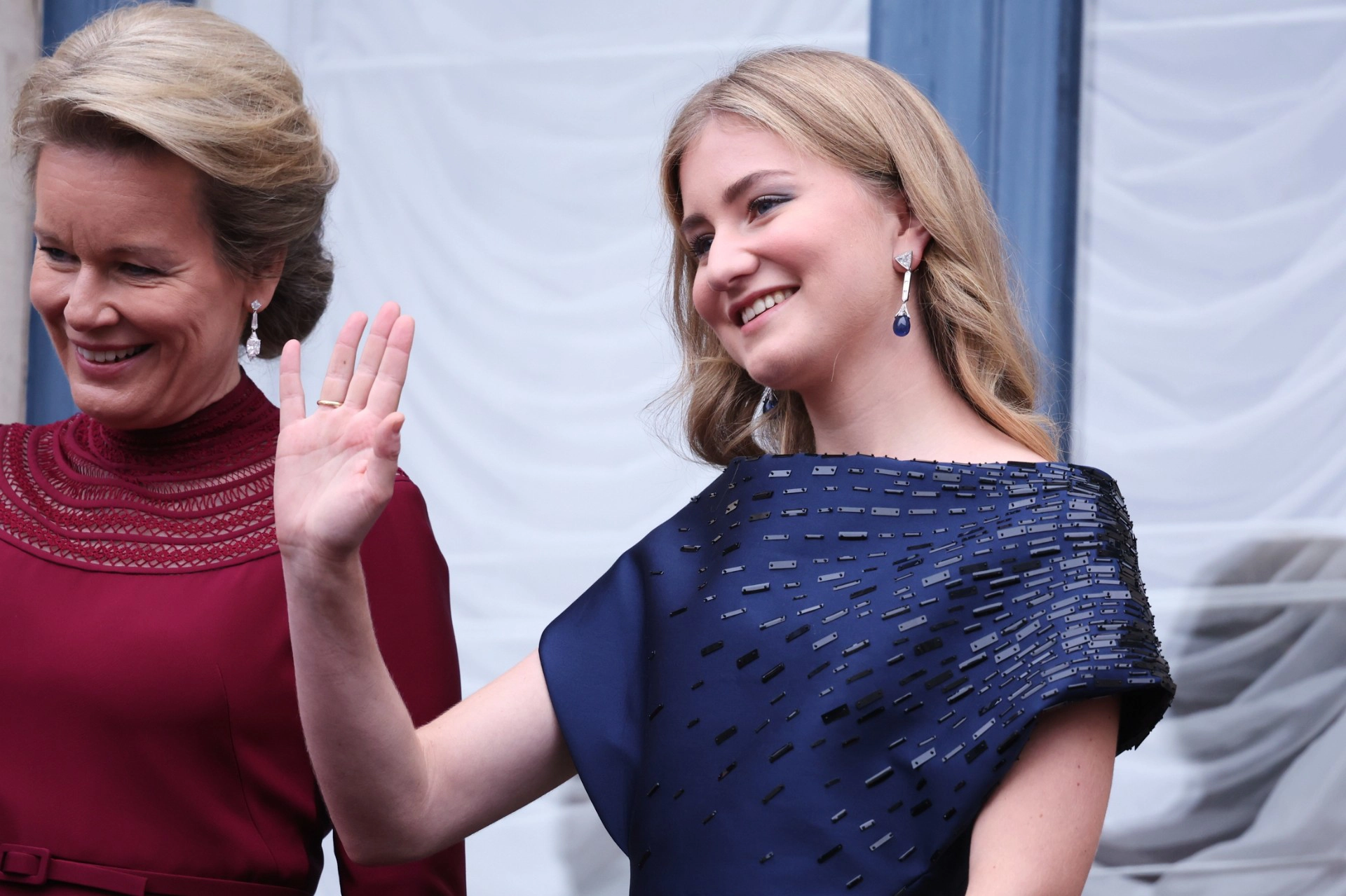 2025年10月3日，在盧森堡大公退位和登基儀式結束後，比利時王后瑪蒂爾德和公主伊麗莎白在盧森堡大公宮陽台上揮手致意。 （美聯社）