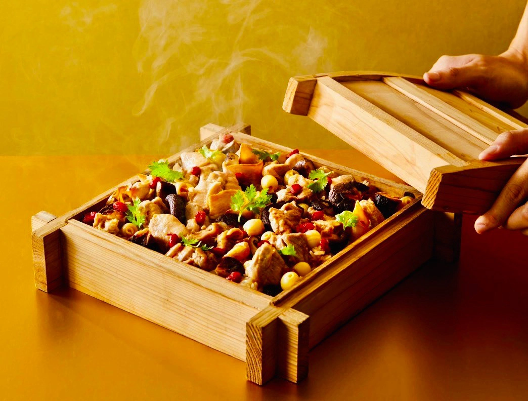 屢獲台灣美食評鑑500盤肯定的「麻油雞酒飯」，上桌時的麻油香氣誘人、回味無窮。（圖／大地酒店）