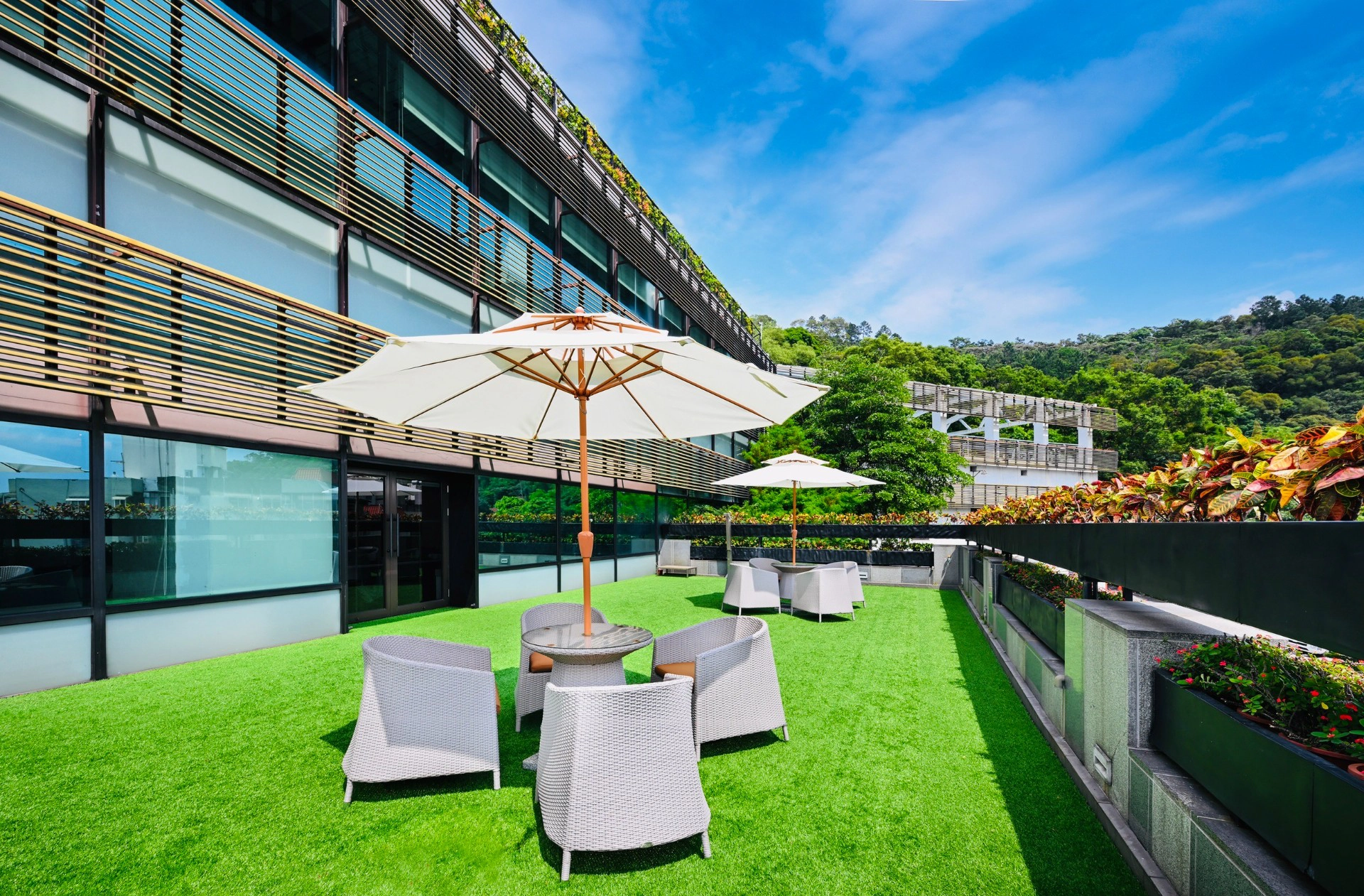 大地酒店用餐包廂結合戶外露臺設計，使室內雅緻空間與戶外景觀相互延伸，提供悠閒舒適的用餐體驗。（圖／大地酒店）
