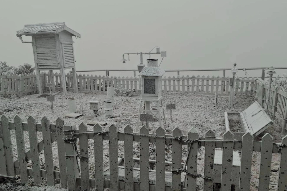 玉山氣象站上午也被白茫茫的雪花覆蓋。（中央氣象署提供）