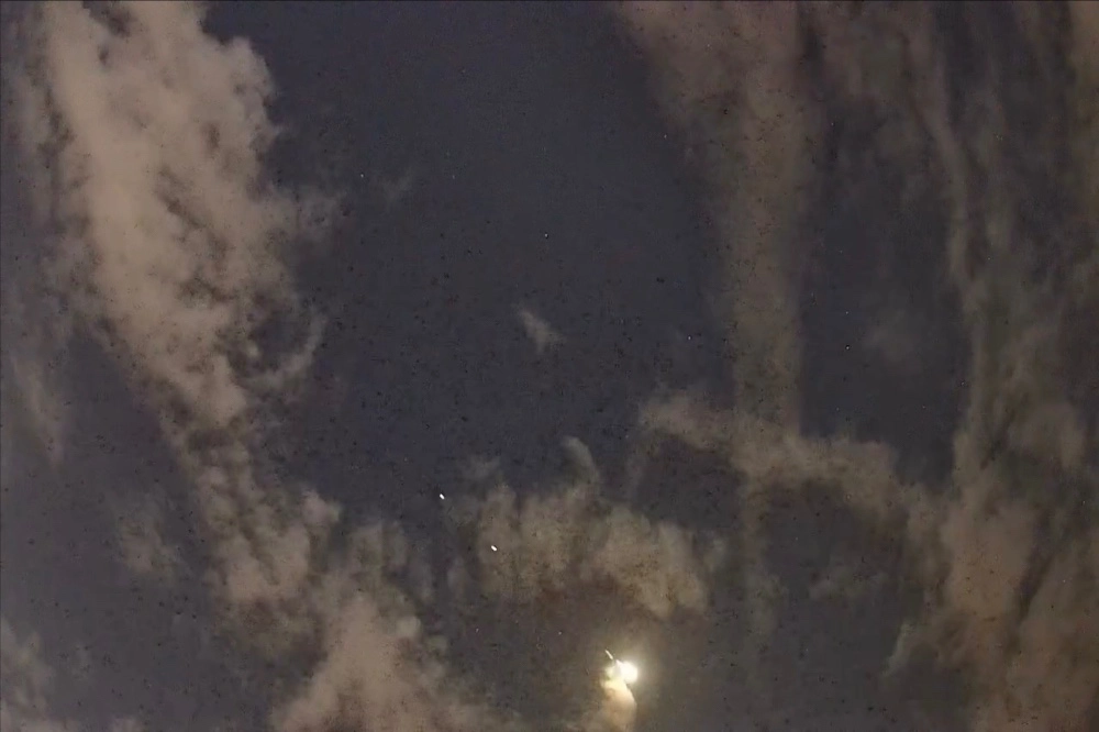 該光芒非常顯眼，有網友猜測應該是衛星碎片導致。（＠lattepanda5566 Threads提供）