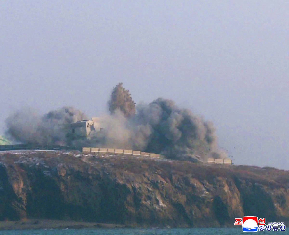 北韓於28日在西海舉行了遠程戰略巡航飛彈發射演習，金正恩委員長出席了演習。