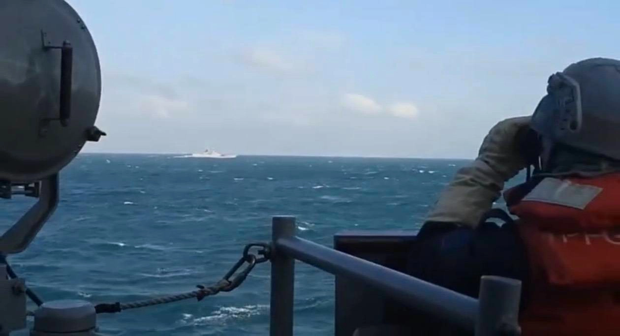 田單軍艦(1110)監控共艦安陽艦(599)畫面。(國防部提供)