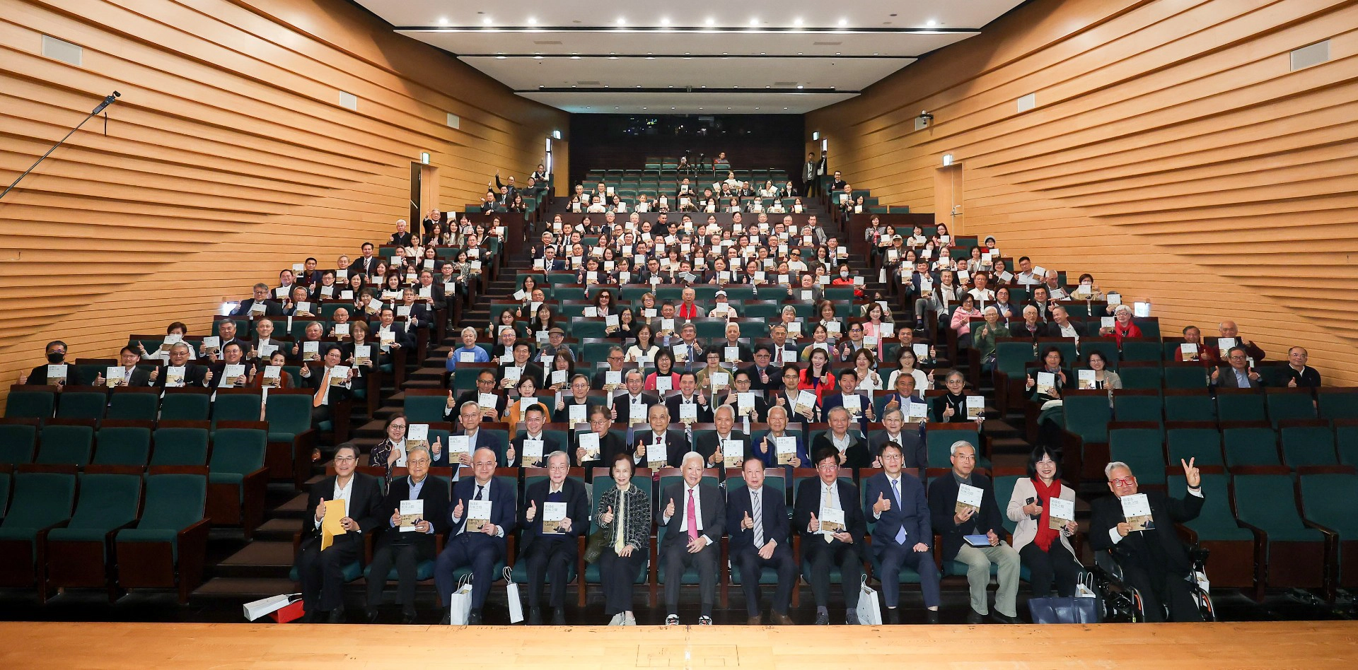永豐餘學院院長何壽川新書《循環在有無之間》發表會現場,數十位企業大老到場,產業囊括傳產農林、電子、紡織、工程,到食品、金融、服務、科技、再生能源、媒體、教育界等。