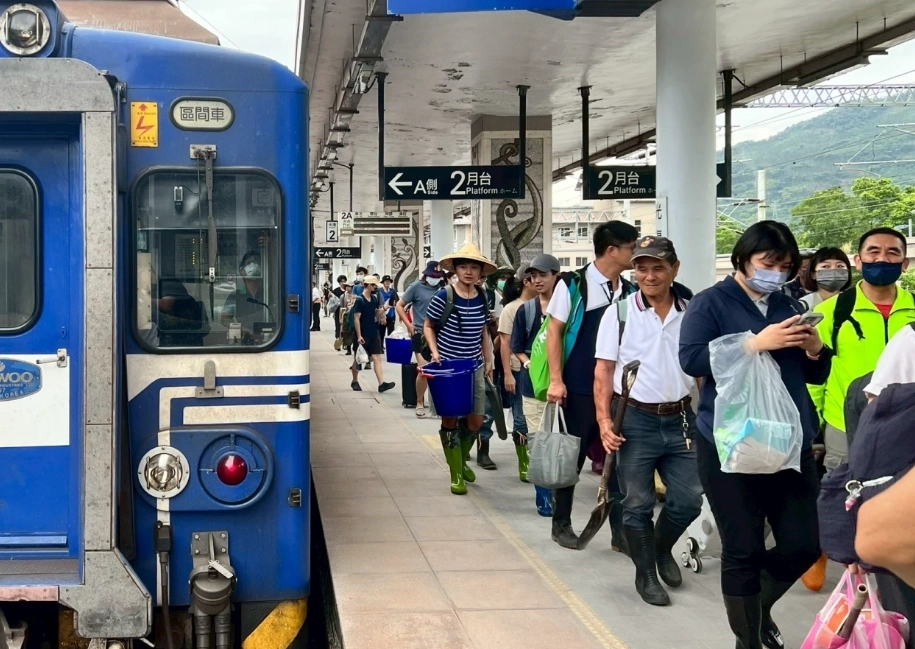 花蓮光復鄉遭泥流重創,許多「鏟子超人」自發性的到災區幫助重建。(資料照片)
