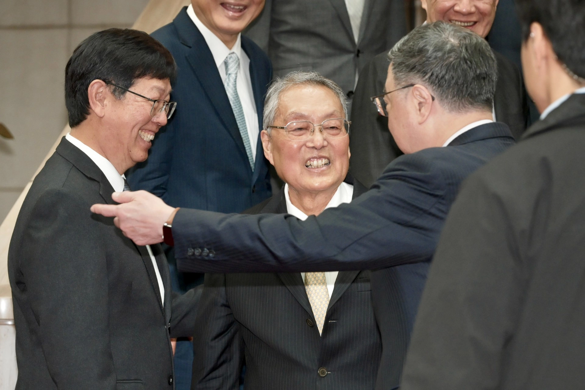 鴻海董事長劉揚偉（左起）、宏碁董事長施振榮與行政院長卓榮泰。（張哲偉攝）