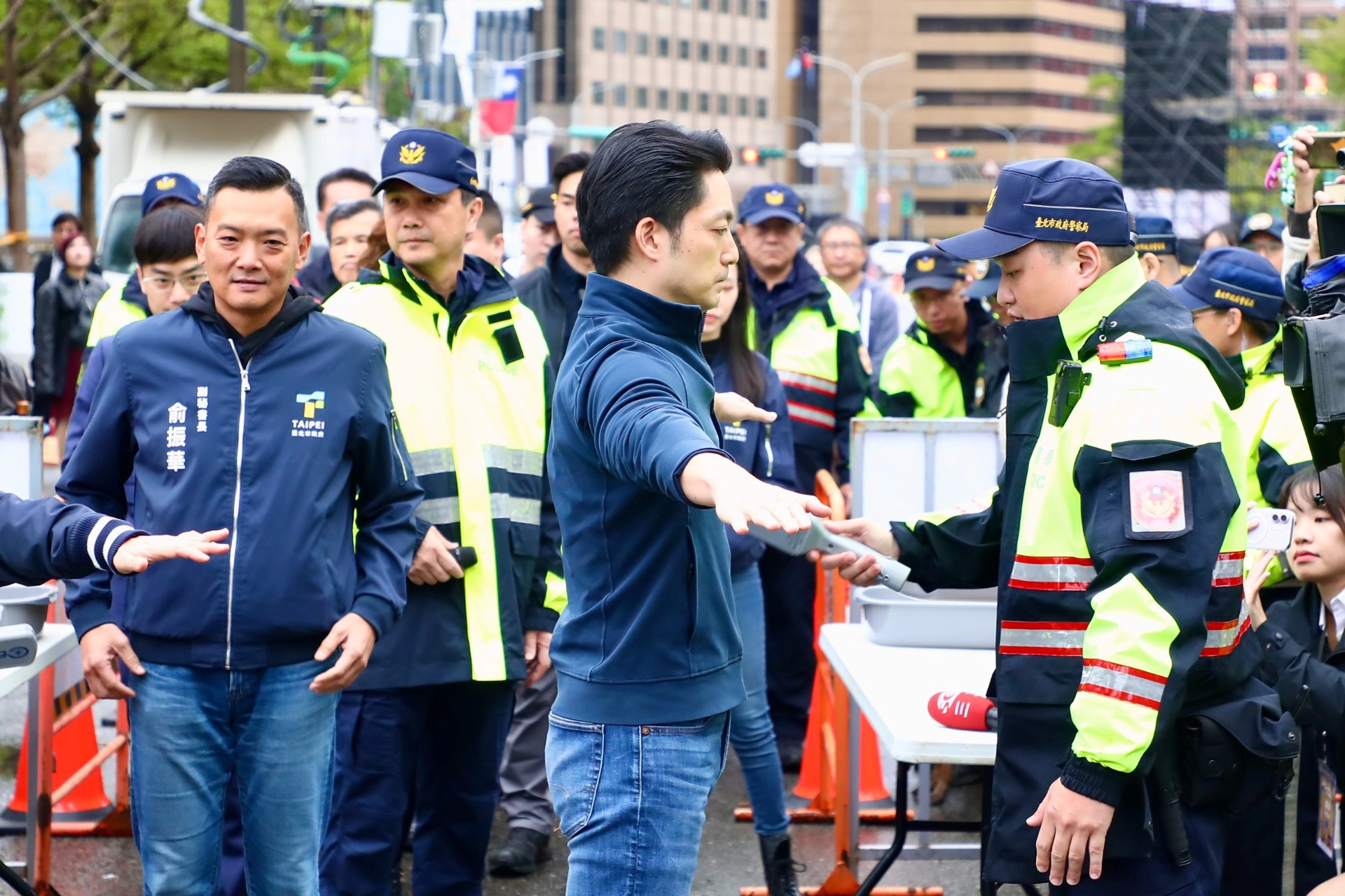 蔣萬安親自體驗過安檢通道。（王侑聖攝）