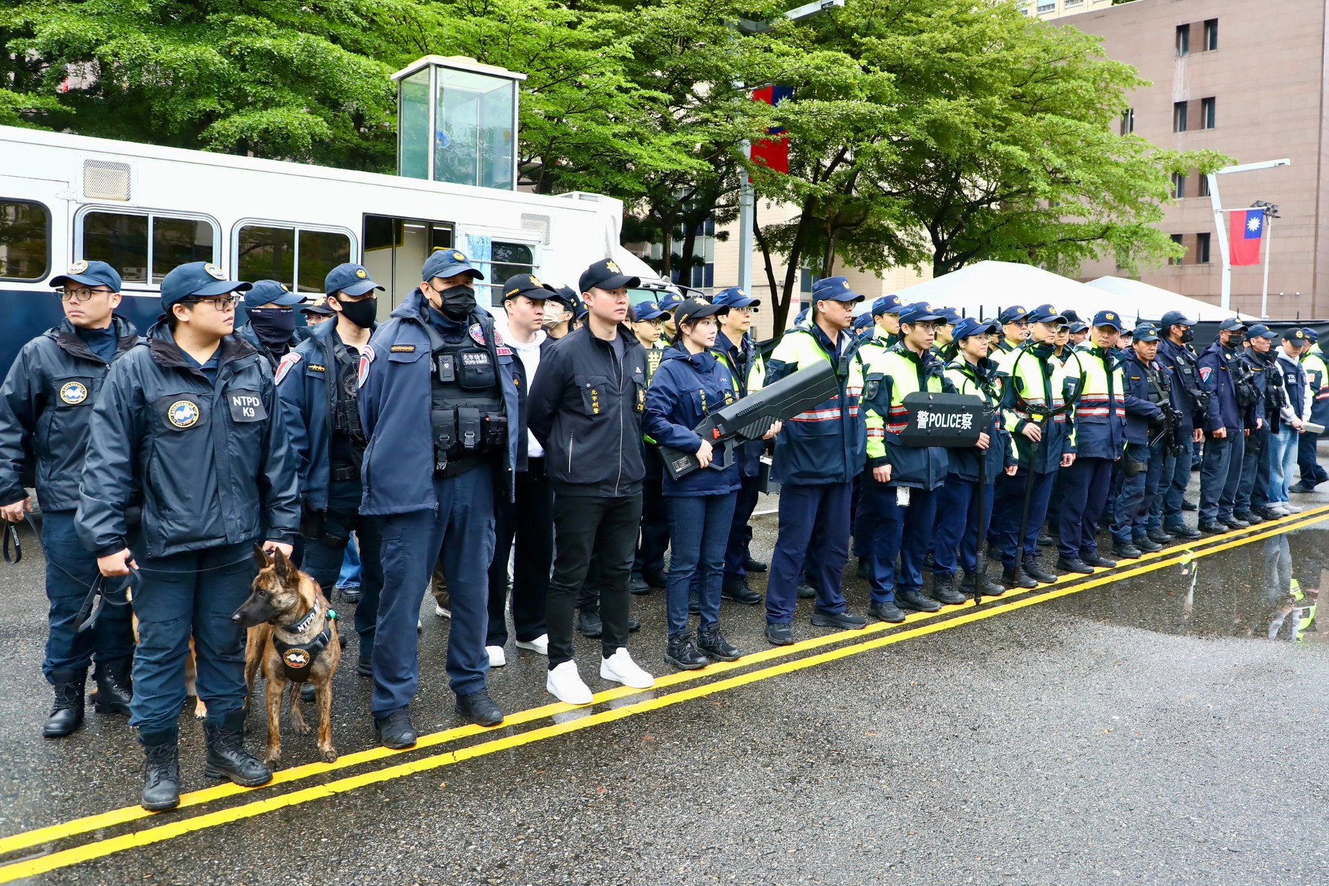 此次維安工作特別結合警消民力共3014人在現場執勤。（王侑聖攝）