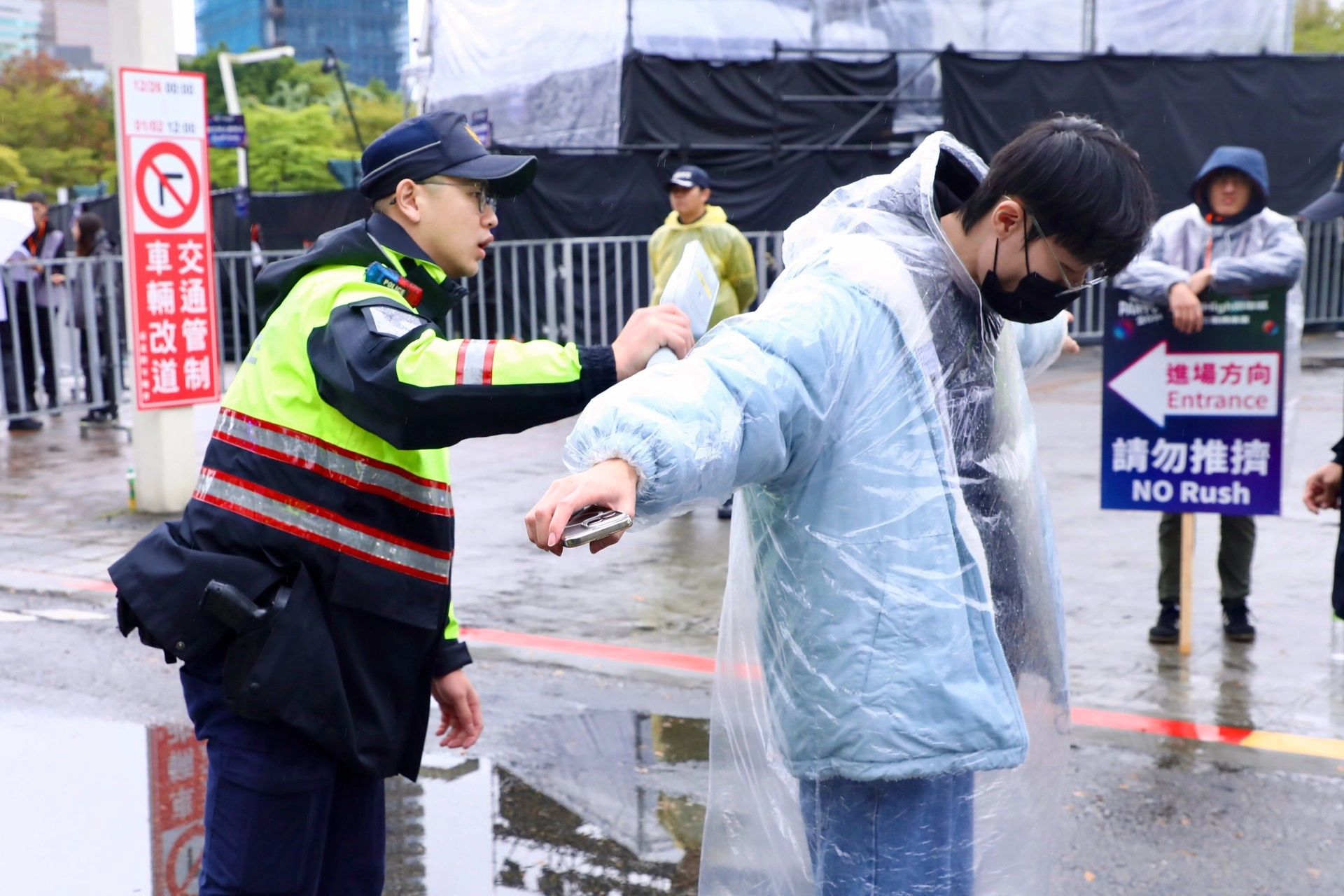警方對民眾進行安檢工作。（王侑聖攝）