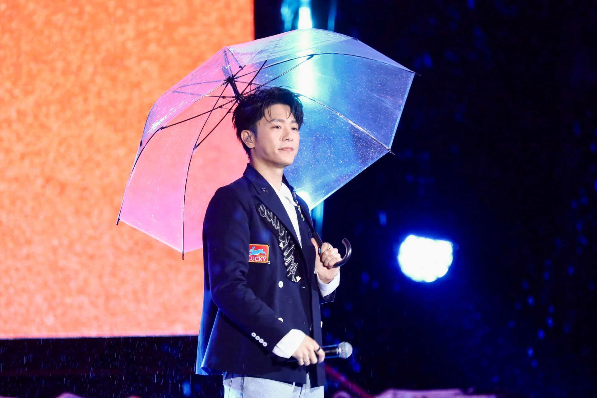 韋禮安獻唱。（王侑聖攝）